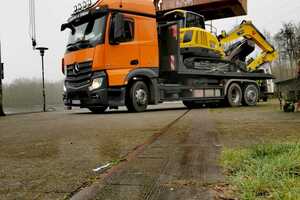 Abrollkipper beim Baggertransport