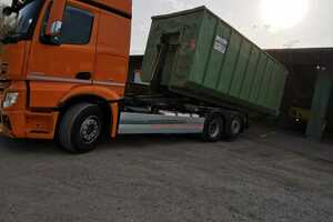 Abrollkipper mit 40 cbm Container