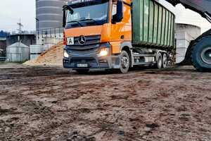 Abrollkipper mit 40cbm Container