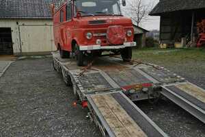 Transport eines Oltimer Feuerwehrautos
