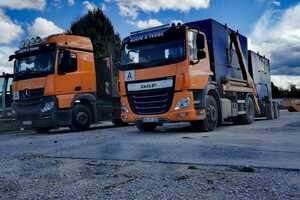 links Abrollkipper und rechts Absetzkipper mit Anhänger